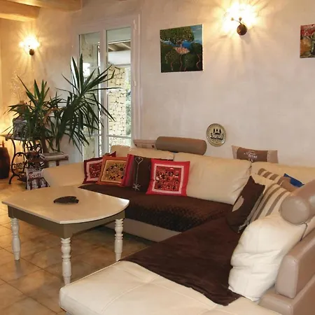 Holiday home Beautiful In Lisle Sur Sorgue With Wifi