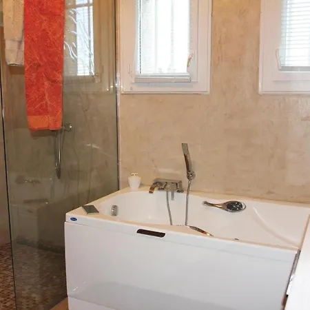 Hébergement de vacances Four-bedroom In L'isle Sur Sorgue Les Vignères