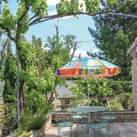 Four-bedroom In L'isle Sur Sorgue Hébergement de vacances Les Vignères