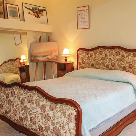 Four-bedroom In L'isle Sur Sorgue *