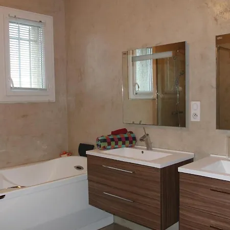 Four-bedroom In L'isle Sur Sorgue