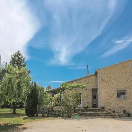 Four-bedroom In L'isle Sur Sorgue *